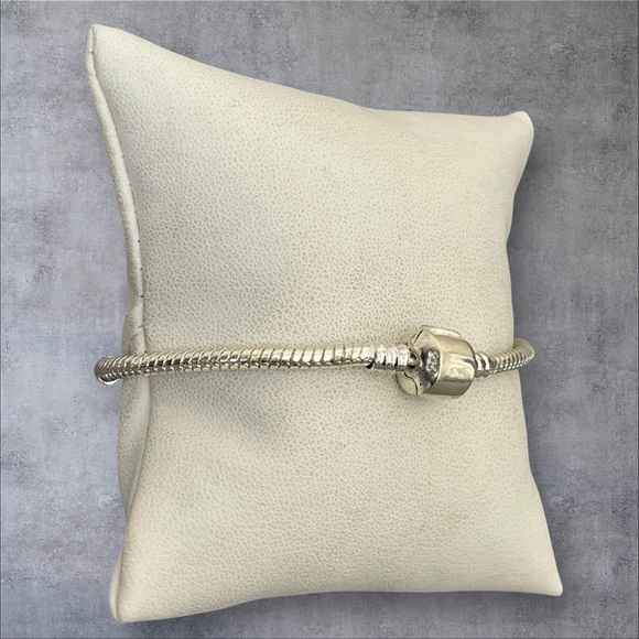 Silver bangle bracelet with rounded clasp & stamped .925 - Picture 3 of 8